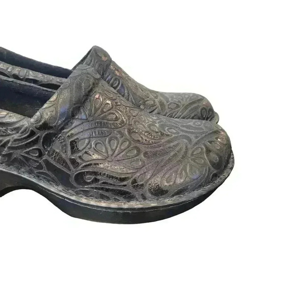 Born Concepts BOC Black Leather Floral Embossed Peggy Clogs - Picture 4 of 11